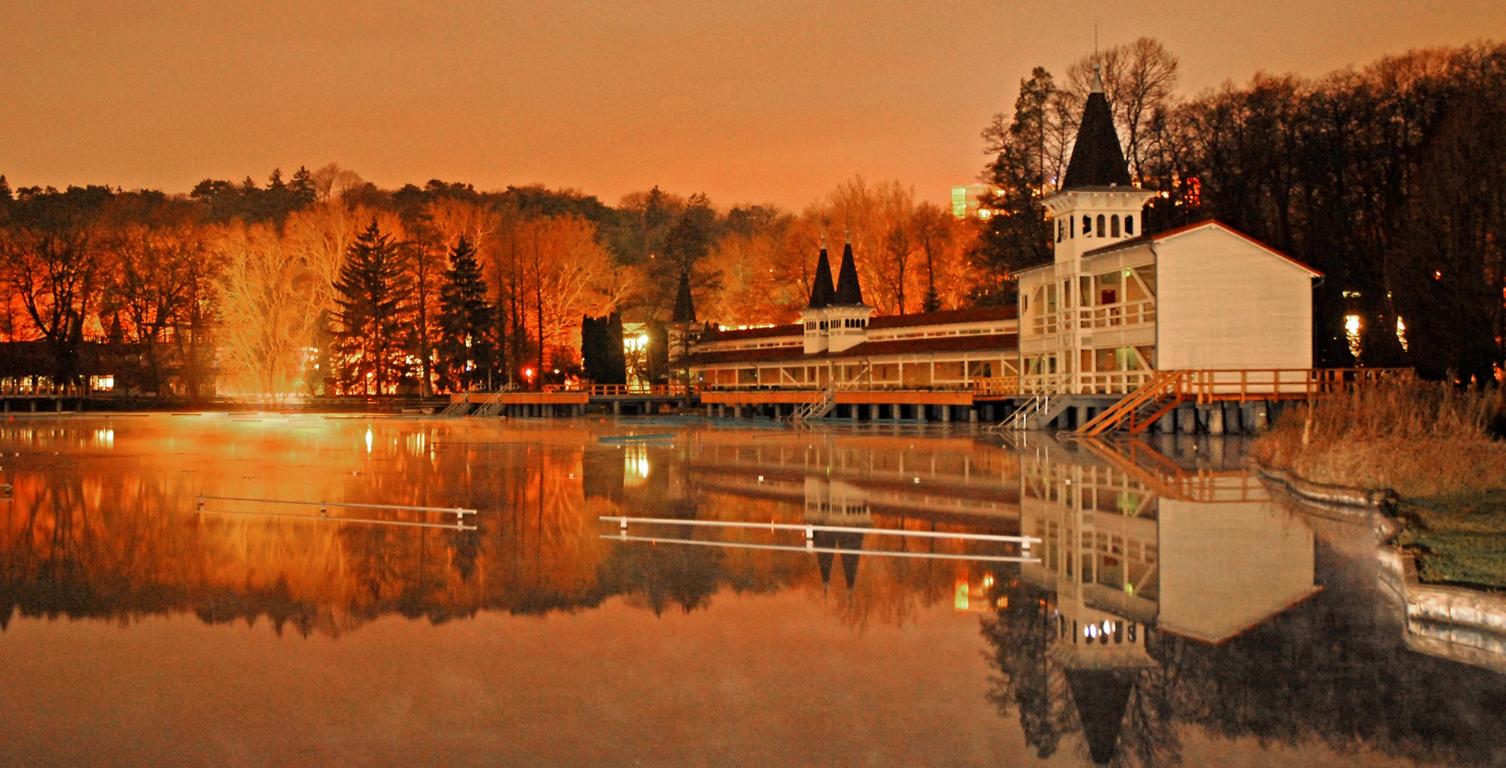 Sonnenuntergang beim Thermalsee - ideale Unterkünfte